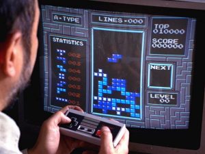 انجام بازی Tetris روی کنسول محبوب NES نینتندو در سال ۱۹۹۰.